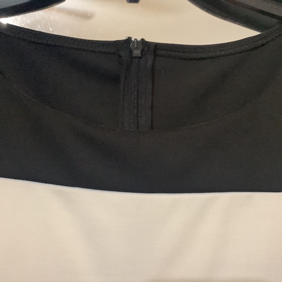 Beautiful black and whites Sophisticated dress with bell sleeve. Worn once xl - Picture 4 of 5